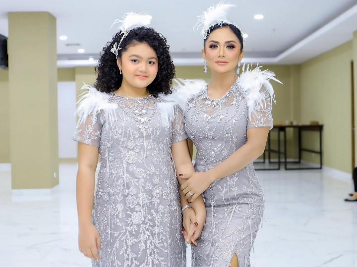 Teruskan Jejak Krisdayanti, Amora Lemos Resmi Dikontrak Sony Music