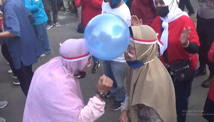 Semarak Lansia 100 Tahun Ikut Lomba 'Agustusan'