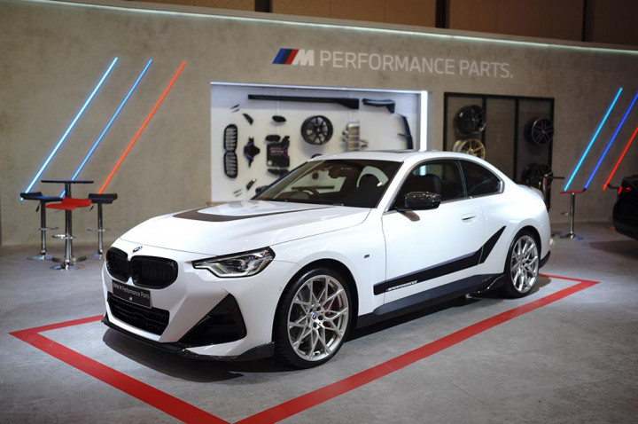 Menjejali BMW Seri-2 Coupe dengan Paket M Performance