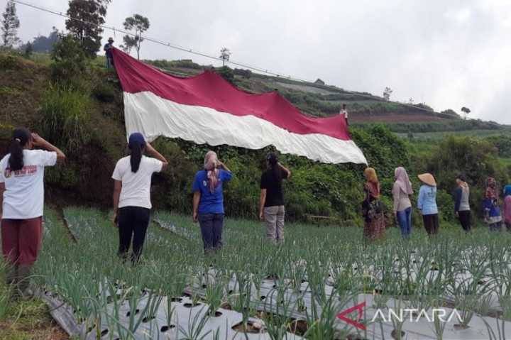 Warga Lereng Merbabu Bentangkan Bendera Merah Putih Raksasa