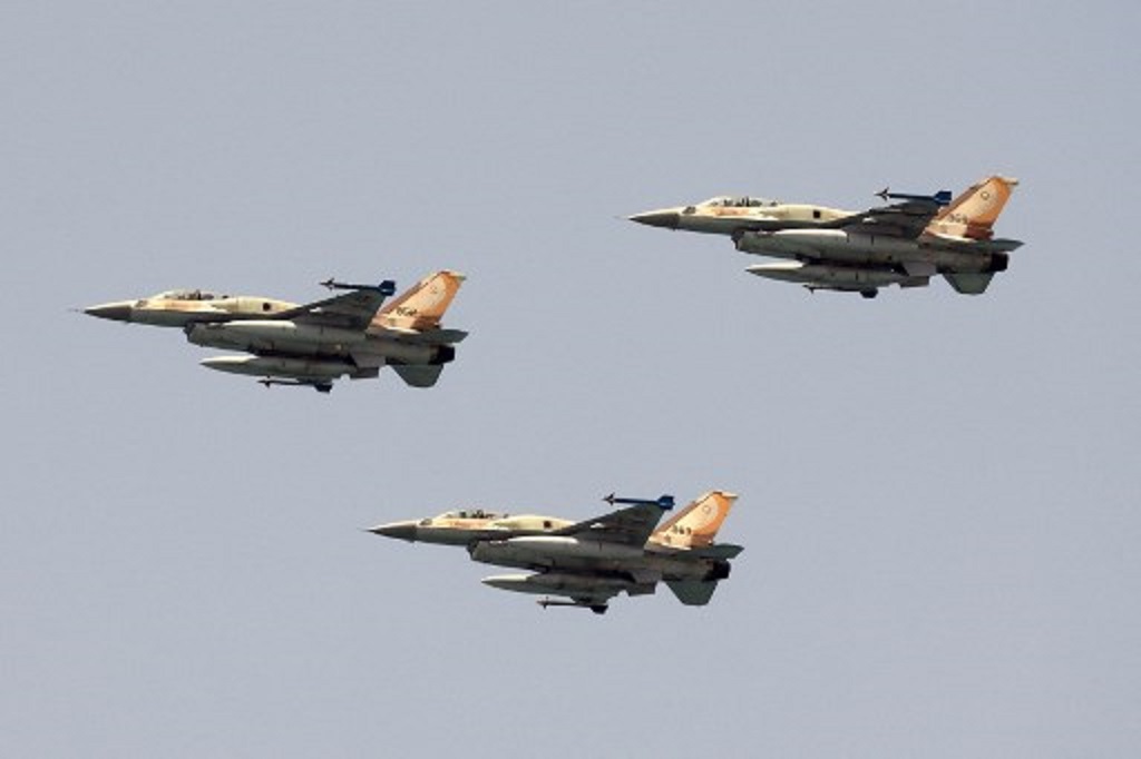 Tiga pesawat jet tempur F-16 milik Israel terbang di langit Tel Aviv, 5 Mei 2022. (JACK GUEZ / AFP)