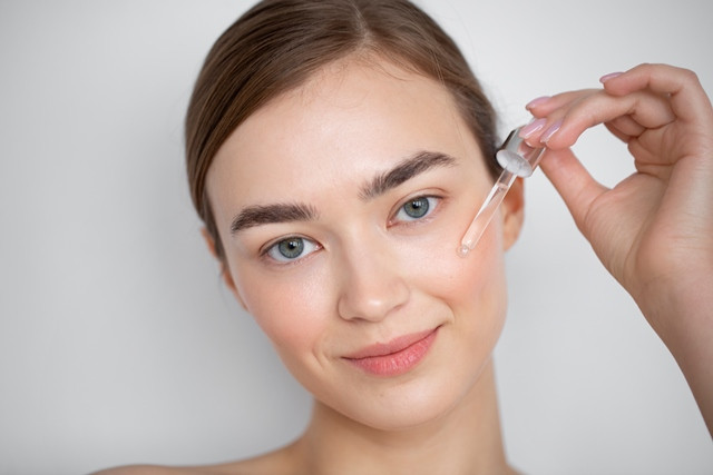 Serum diformulasikan dengan konsentrat yang tinggi untuk berbagai kebutuhan wajah kamu. (Foto: Ilustrasi/Freepik.com)