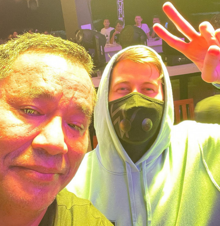Heboh Hotman Paris Foto Bareng Alan Walker