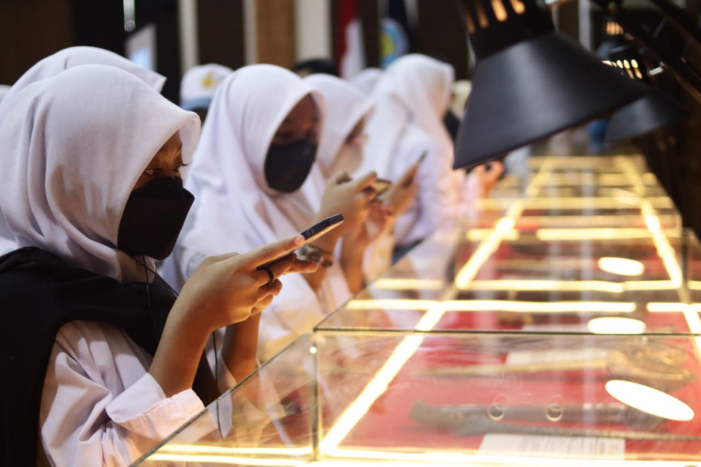 Universitas Budi Luhur mengenalkan keris kepada pelajar SMA dan SMK. Foto: Dok Universitas Budi Luhur.