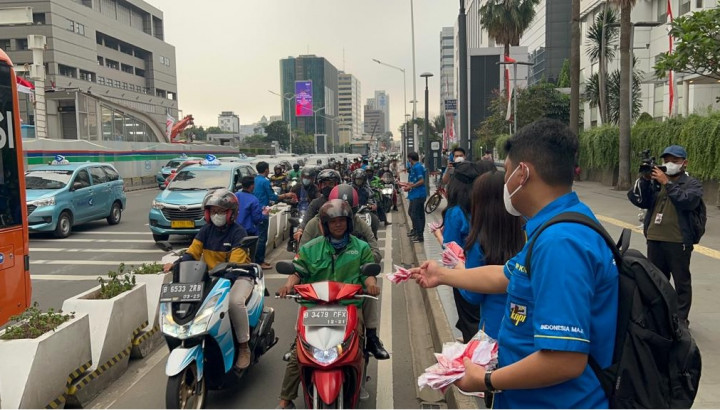 Sambut HUT 77 RI, DPP KNPI Bagikan 17.877 Bendera Merah Putih