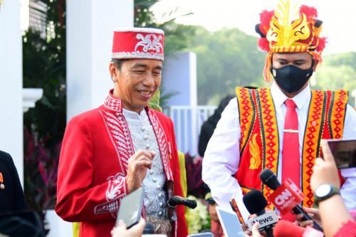 Presiden Jokowi mengenakan baju adat Buton dari Sulawesi Tenggara di HUT ke-77 RI. (Foto: Dok. BPMI Setpres/Muchlis Jr)