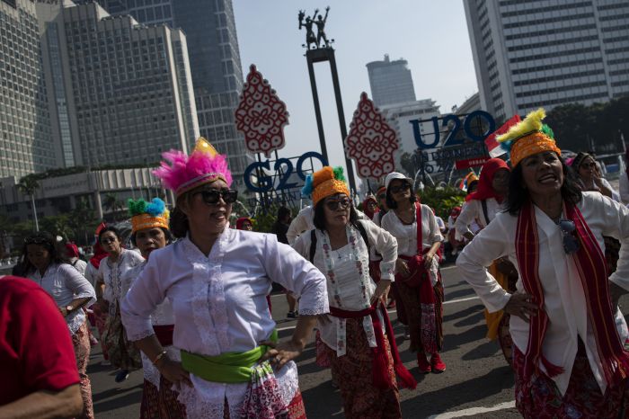 Pasukan Berkebaya Mengiringi Kirab Bendera Sang Merah Putih dari Monas ke Istana
