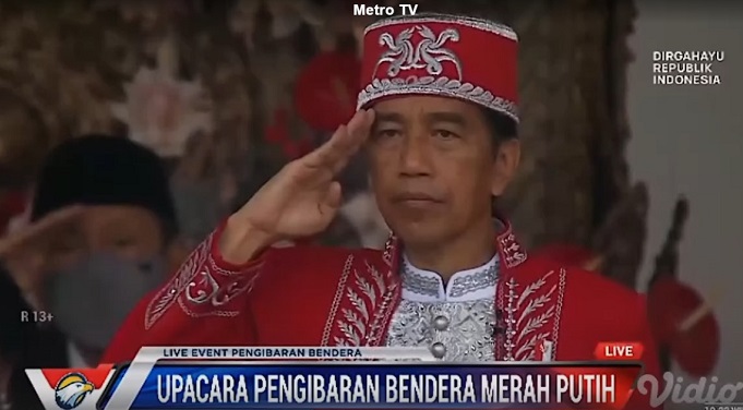 Presiden Jokowi saat memberikan penghormatan pada Sangsaka Merah Putih. (Foto: Dok. Istimewa)