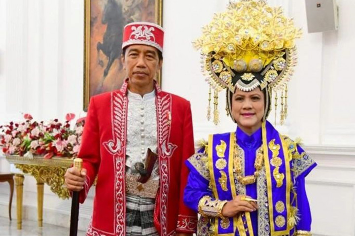 Potret Jokowi dan Iriana Pakai Baju Adat Buton di Upacara HUT ke-77 RI
