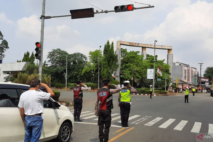 Pengendara Jalan di Tangerang Berhenti 3 Menit Saat Sirene Detik-detik Proklamasi Berbunyi