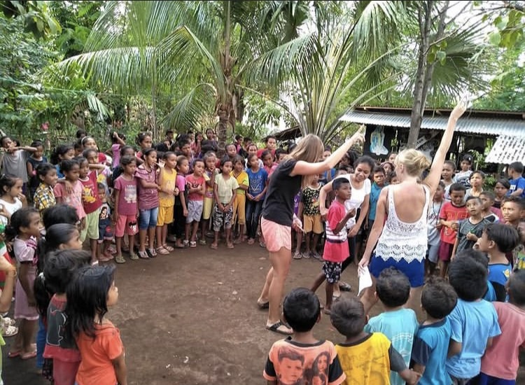 Relawan warga negara asing (WNA) mengajarkan anak-anak di Taman Daun Lembata. DOK IG Taman Daun Lembata