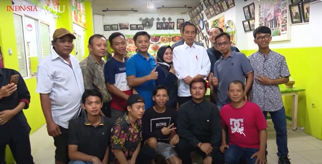 Presiden Jokowi bersama menteri dan staf saat menikmati sambel ulekan di Warung Teras, Tarakan, Kalimantan Timur. (Foto: Dok. Tangkapan layar YouTube Sekretariat Presiden)