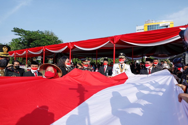 Ganjar Membentangkan Bendera Merah Putih Sepanjang 22 Meter Bersama Buruh