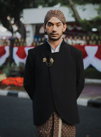 Hadiri Upacara HUT RI ke-77, Penampilan Reza Rahadian Curi Perhatian Warganet Sampai Trending di Twitter