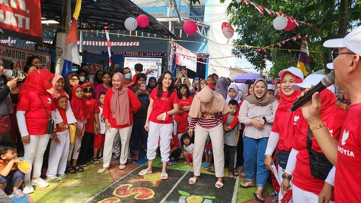 Keseruan Ayu Ting Ting Ikut Lomba 17-an, Bawa Pulang Minyak Goreng 1 Liter