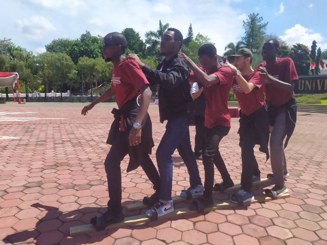 Lomba 17 Agustus, Mahasiswa Asing Ikut Lomba Bakiak di UMM