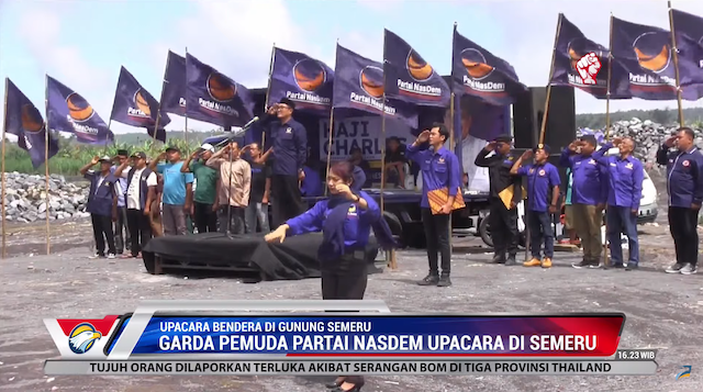 Puluhan Anggota Garda Pemuda NasDem Gelar Upacara di Lokasi Erupsi Semeru