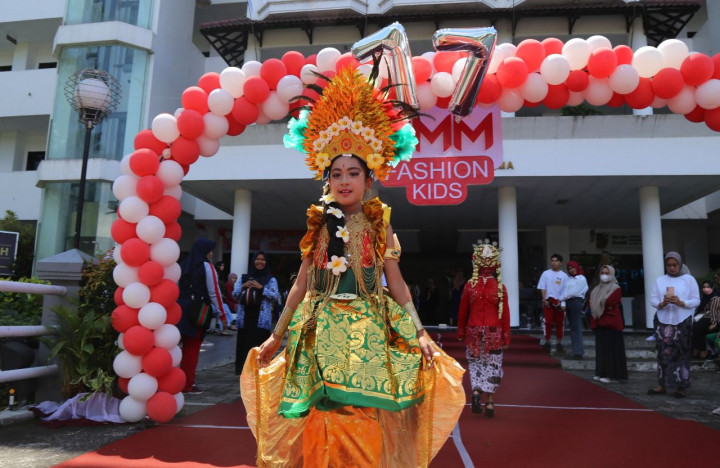 UMM Gelar <i>Fashion Show</i> Pakaian Adat untuk Meriahkan Peringatan HUT RI