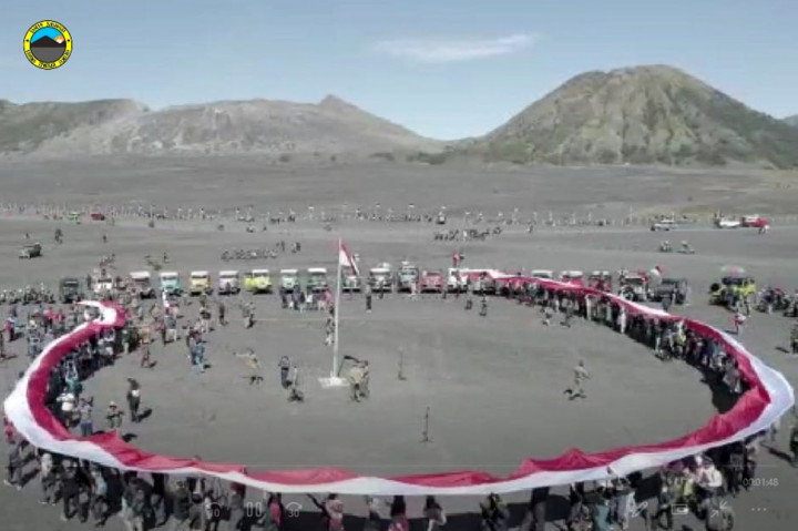 Foto: 77 Bendera Merah Putih Dibentangkan di Laut Pasir Bromo