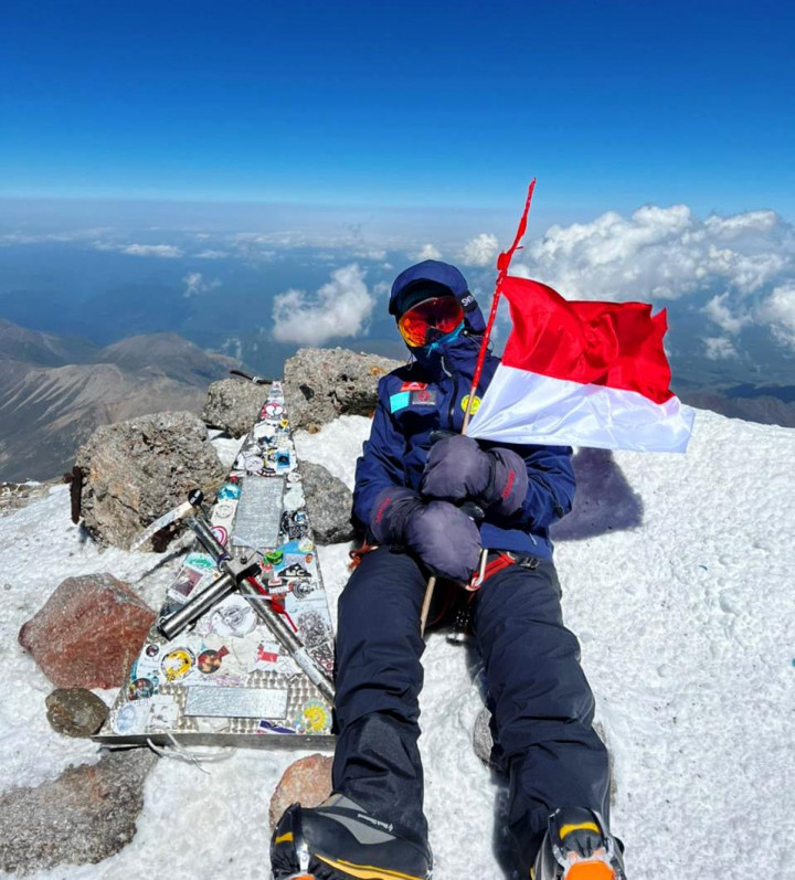HUT 77 RI, Khansa Syahla Sukses Kibarkan Bendera Merah Putih di Puncak Gunung Elbrus