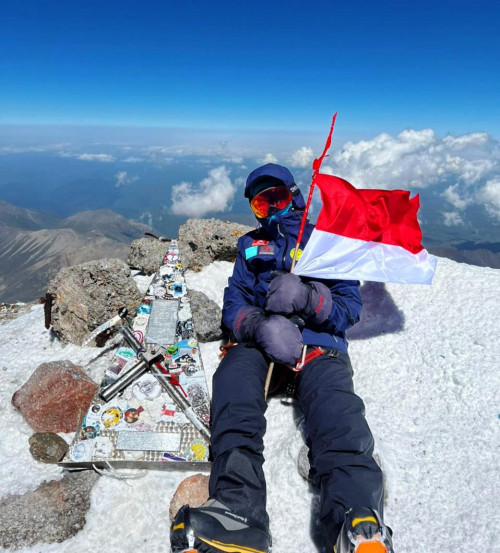 Pendaki Cilik, Khansa Syahla sukses mengibarkan bendera merah putih di Puncak Gunung Elbrus. (Foto: Khansa Syahla)