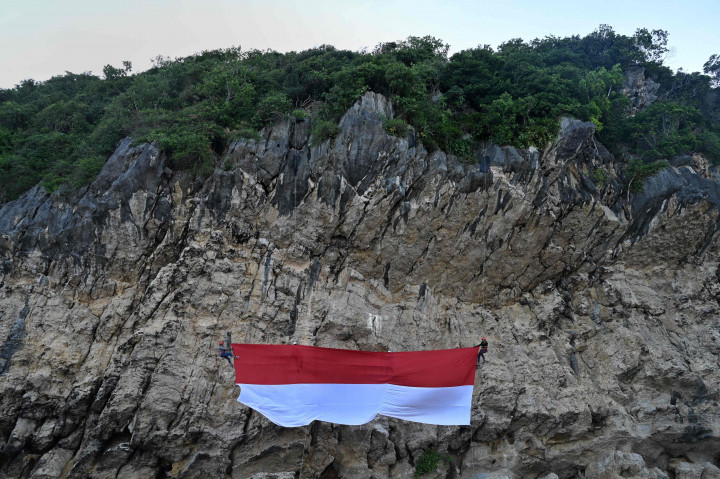 Potret Merah Putih Raksasa Berkibar di Tebing Lampuuk Aceh Besar