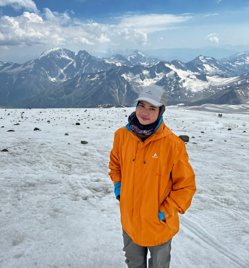 Pendaki remaja, Khansa Syahla sukses mengibarkan bendera merah putih di Puncak Gunung Elbrus. (Foto: khansa_summiters)
