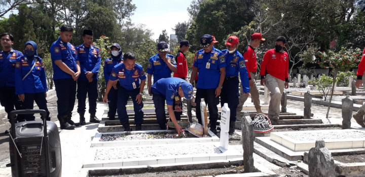 Pahlawan Pemadam Kebakaran Itu Bernama April