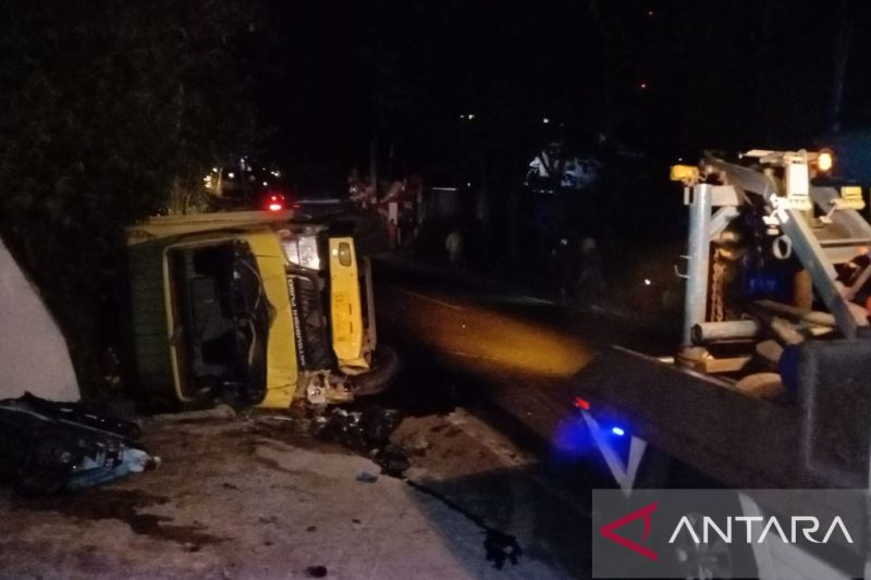 Bangkai truk yang menghantam empat sepeda motor di Jalan Raya Puncak, Cianjur, Jawa Barat, tengah dievakuasi petugas, akibat kecelakaan empat orang tewas ditempat, Kamis (18/8/2022).(ANTARA/Ahmad Fikri). (Ahmad Fikri)