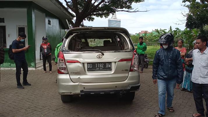 Tabrak Sejumlah Pengendara, Innova Rusak Diamuk Massa