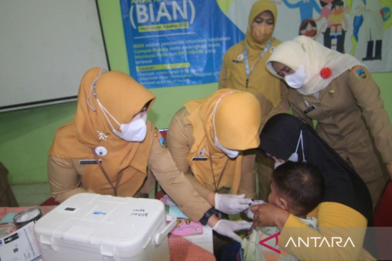 Petugas kesehatan memberikan imunisasi pasa anak di Puskesmas Wergu Wetan, Kecamatan Kota, Kabupaten Kudus, Provinsi Jawa Tengah. ANTARA/Akhmad Nazaruddin Lathif