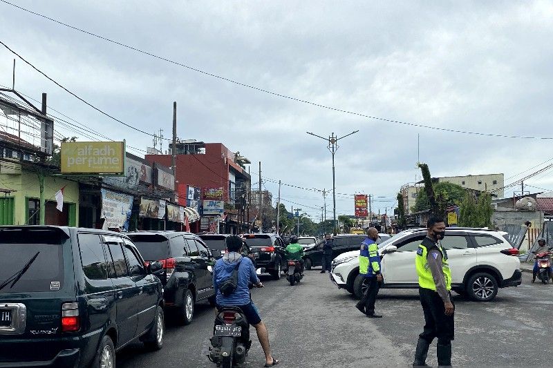 Polisi mengatur lalu lintas kendaraan untuk mengurai kemacetan di Jalan Dr Mansyur, Kota Medan, Provinsi Sumatera Utara, Kamis, 18 Agustus 2022. ANTARA/Nur Aprilliana Br Sitorus