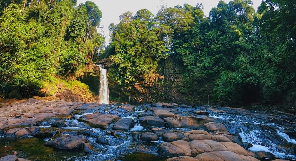 RIAM MARUM berada di Dusun Dawar, Desa Pisak, Kecamatan Tujuh Belas, Kabupaten Bengkayang, Kalimantan Barat, mempunyai air terjun setinggi 10 meter dengan panorama yang masih alami. (Foto: Arthurio Oktavianus Arthadiputra/Medcom.id)