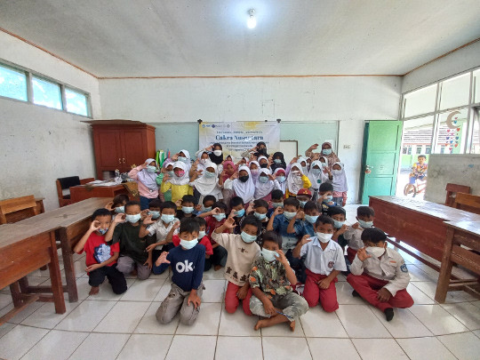Tim mengaplikasikan Caksara di SD Negeri Ciasmara 04, Pamijahan, Bogor. DOK IPB