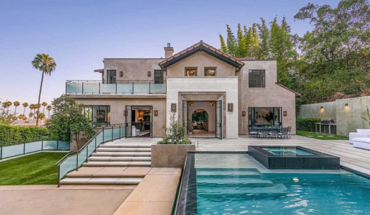 Tak Kunjung Laku, Rihanna Jual Murah Properti Mewahnya