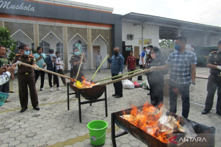 Pemusnahan Upal Rp12,7 Juta hingga Balap Karung <i>Makan</i> Korban Jiwa