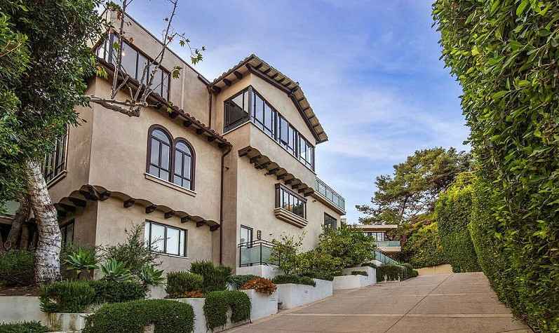 Rumah Rihanna di Los Angeles yang dijual Rp97 miliar. Foto: MLS