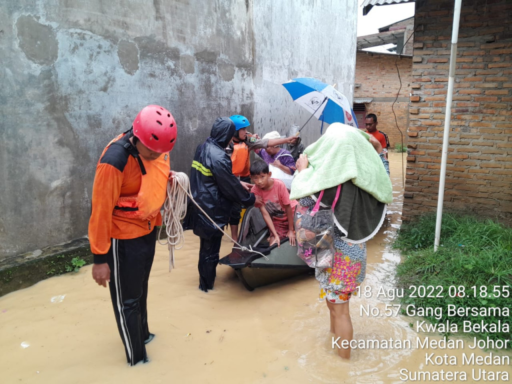 Proses evakuasi warga terdampak banjir di Medan, Sumatra Utara. (Istimewa)