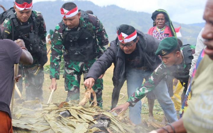 Peringati HUT ke-77 RI, TNI Gelar Bakar Batu di Pedalaman Papua