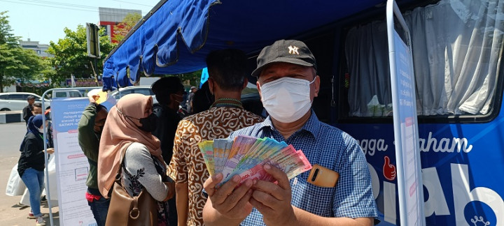 Warga Cirebon Serbu Penukaran Uang Baru