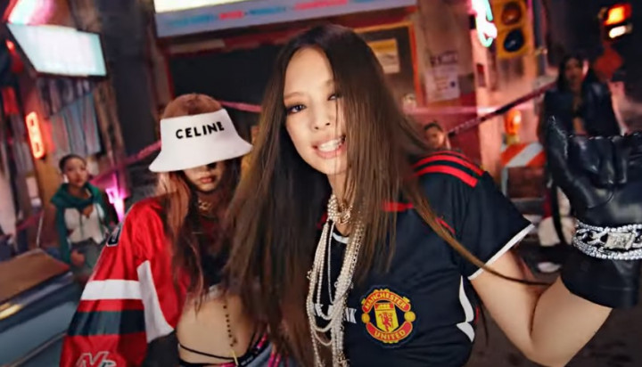 Jennie Blackpink Pakai <i>Jersey</i> MU di Video Musik Pink Venom, Jadi <i>Trending Topic</i>