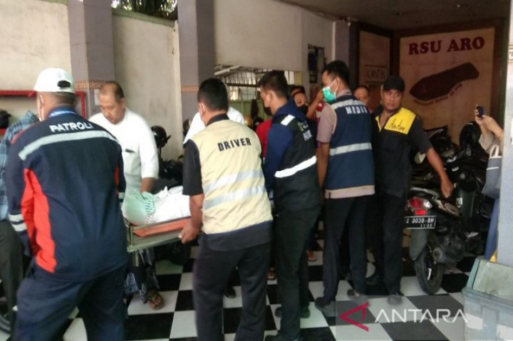 Khofifah Berduka Atas Berpulangnya Ayah Emil Dardak