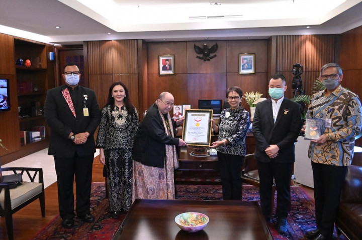 Kemenlu RI Cetak Rekor MURI Lewat Kuliah Umum Serempak di Seluruh Indonesia Kemenlu RI Cetak Rekor MURI Lewat Kuliah Umum Serempak di Seluruh Indonesia