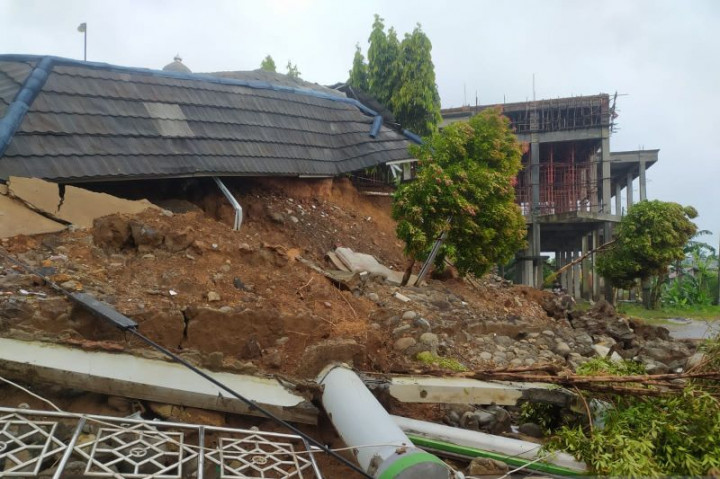 Masjid di Bengkulu Roboh Akibat Hujan Deras dan Longsor