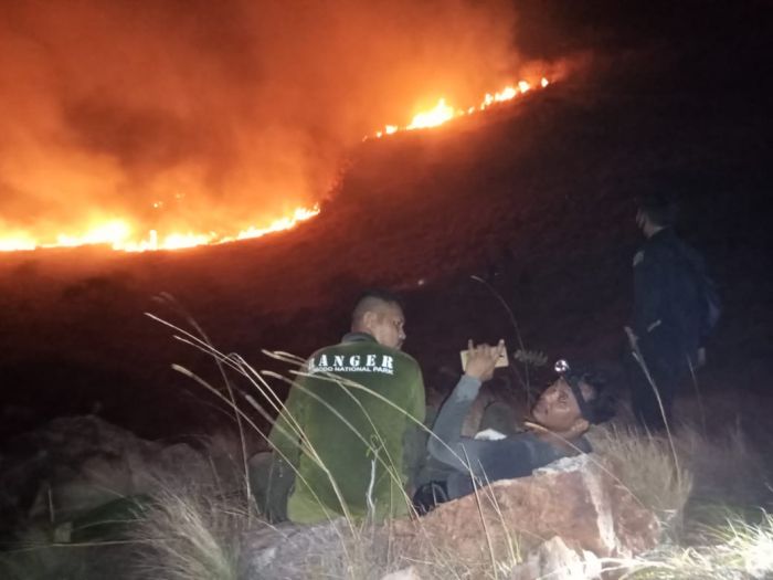 Pulau Gili Lawa di Kawasan Taman Nasional Komodo Terbakar