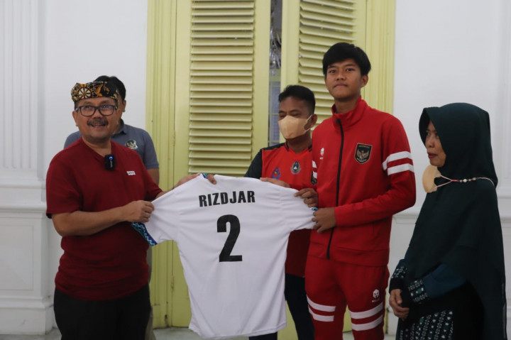 Bupati Cirebon Sambut Rizdjar Nurviat Putra Daerah Penggawa Juara Timnas AFF U-16
