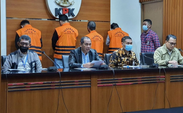 Rektor Minta Ketua Senat Unila Ubah Uang Suap jadi Emas