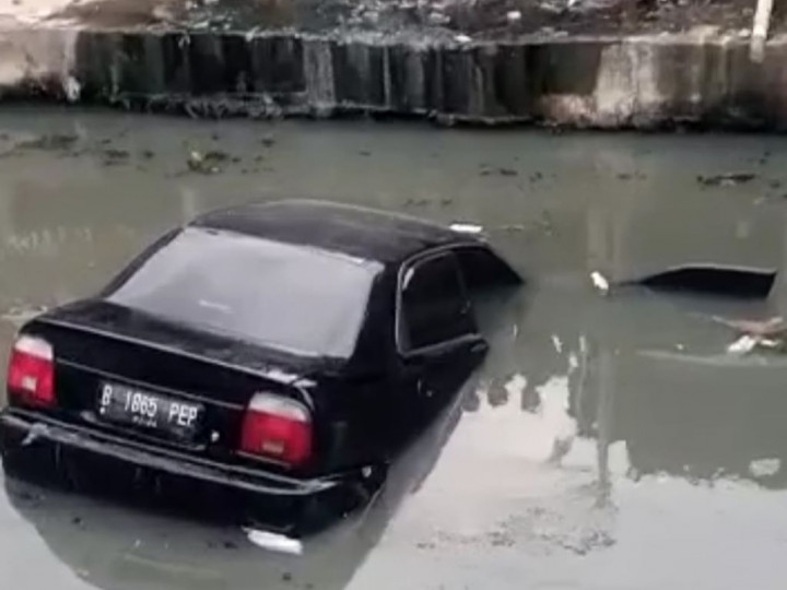 Hendak Parkir, Mobil Sedan Justru Tercebur ke Kali Sentiong