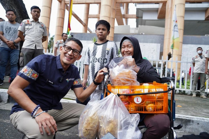 Berkunjung ke Riau, Menparekraf Beri Modal Penjual Keripik Berkebutuhan Khusus