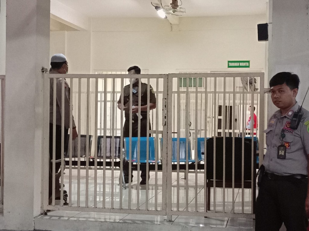 Terdakwa pencabulan santriwati, Moch Subchi Azal Tsani (MSAT) atau Bechi, saat dibawa ke Pengadilan Negeri (PN) Surabaya Senin, 15 Agustus 2022. (Medcom.id/Amal)